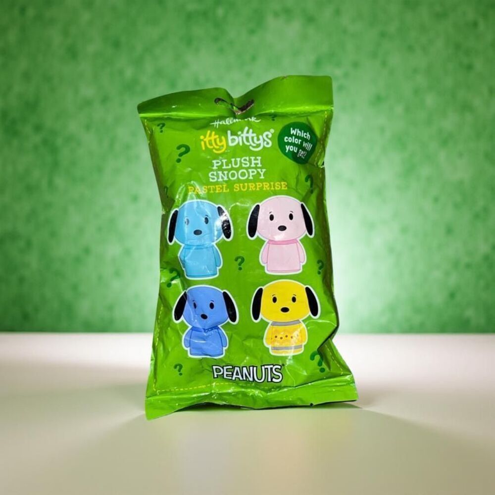 Hallmark Itty Bittys Plush Peanuts Snoopy Pastel Surprise Sealed Blind Bag P33